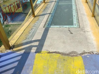 Penampakan Jembatan Kaca  Kampung Warna-warni Malang Retak