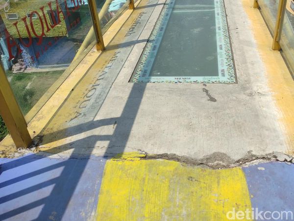 Penampakan Jembatan Kaca  Kampung Warna-warni Malang Retak