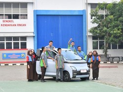 SMK Minta Mobil Hybrid, Jokowi Kasih Mobil Listrik Wuling Air ev
