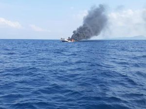 Kapal Nelayan Terbakar di Perairan Halmahera Selatan, 13 ABK Dievakuasi Kapal Nelayan Terbakar di Perairan Halmahera Selatan, 13 ABK Dievakuasi