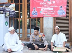 Jumat Curhat, Kapolsek Mampang Jaksel Imbau Jaga Kedamaian Pemilu 2024