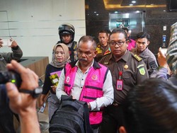 Penampakan 6 Tersangka Kasus Dugaan Korupsi Bendungan Paselloreng Wajo