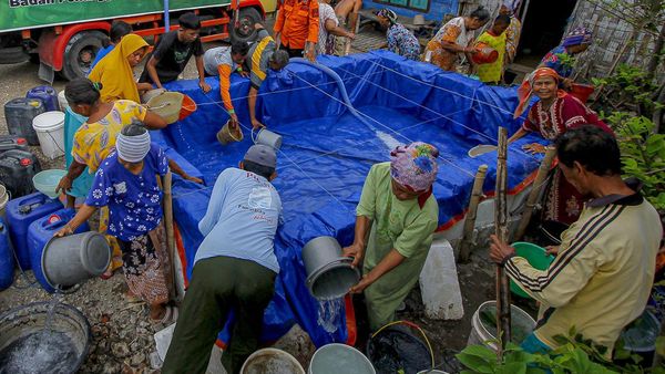 Kekeringan, Warga Bojonegoro Terima Bantuan Air Bersih