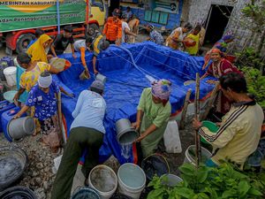 Kekeringan, Warga Bojonegoro Terima Bantuan Air Bersih