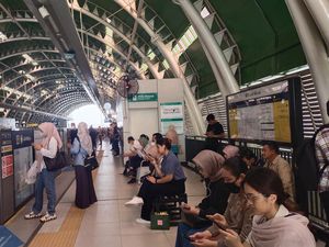 Keluhan Penumpang LRT Jabodebek, Masalah Waktu Tunggu Lama Tak Kunjung Usai Keluhan Penumpang LRT Jabodebek, Masalah Waktu Tunggu Lama Tak Kunjung Usai