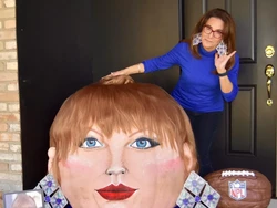 Jumbo! Labu Berdesain Wajah Taylor Swift Ini Bobotnya 1,8 Ton