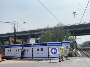 Keluh Kesah Saat Proyek Galian Bikin Macet Lalin di Grogol