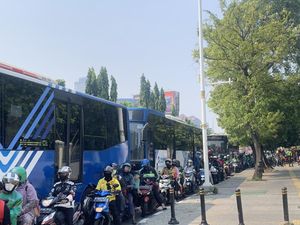 Dipasang Pelat Besi demi Area Proyek Sumber Macet Grogol Bisa Dilintasi Dipasang Pelat Besi demi Area Proyek Sumber Macet Grogol Bisa Dilintasi