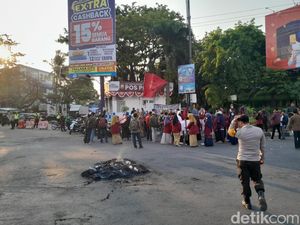 Jalan Alauddin Makassar Macet gegara Mahasiswa Demo, Kendaraan Mengular 1 Km