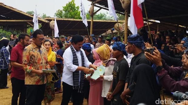 Menteri ATR/BPN Hadi Tjahjanto memberikan sertifikat tanah ke warga di Desa Gunung Anten, Kecamatan Cimarga, Kabupaten Lebak. Ia berharap sertifikat itu bisa digunakan dengan baik agar bisa meningkatkan ekonomi masyarakat (Aris Rivaldo)