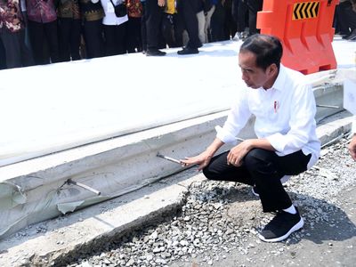 Sambil Jongkok Jokowi Cek Perbaikan Jalan Rusak di Lampung Telan Rp 800 M