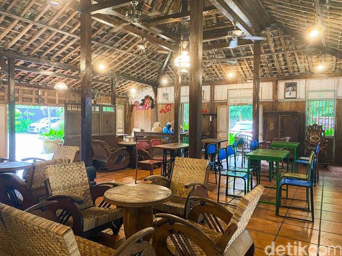Omah Yung Ginah Omah Yung Ginah berlokasi di Cisauk, Tangerang. Restoran yang menampilkan masakan Jawa dengan nuansa khas Jogja dengan rumah Joglo asli.