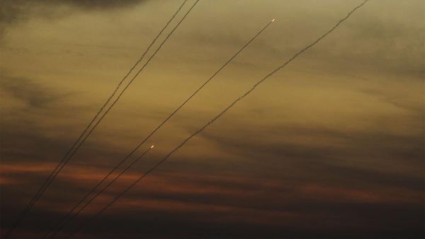 Potret Roket-roket Hamas Beterbangan di Langit Israel