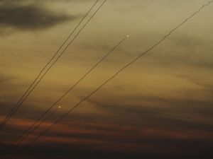 Potret Roket-roket Hamas Beterbangan di Langit Israel Potret Roket-roket Hamas Beterbangan di Langit Israel