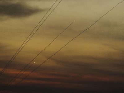 Potret Roket-roket Hamas Beterbangan di Langit Israel