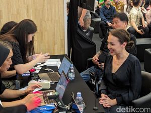 Rianti Cartwright Tak Sabar Ingin Genggam iPhone 15 Pro Max Titanium Rianti Cartwright Tak Sabar Ingin Genggam iPhone 15 Pro Max Titanium