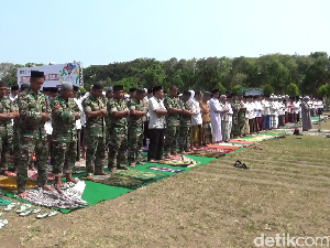 7 Kecamatan Kekeringan, Ratusan Warga dan Pemkab Lumajang Sholat Istisqa 7 Kecamatan Kekeringan, Ratusan Warga dan Pemkab Lumajang Sholat Istisqa