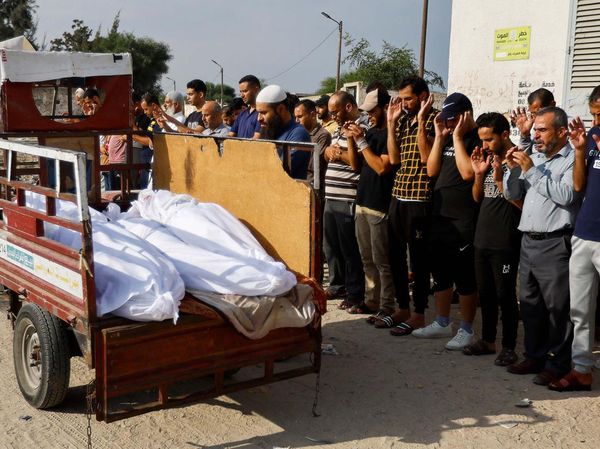 Salat Jenazah di Pinggir Jalan Khan Younis