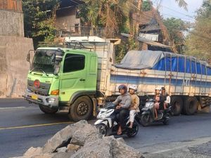 As Roda Patah, Truk Angkut Semen Mogok di Tanjakan Samsam As Roda Patah, Truk Angkut Semen Mogok di Tanjakan Samsam