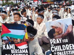 Massa Pelajar Purwokerto Aksi Damai-Salat Gaib Doakan Korban Palestina Massa Pelajar Purwokerto Aksi Damai-Salat Gaib Doakan Korban Palestina