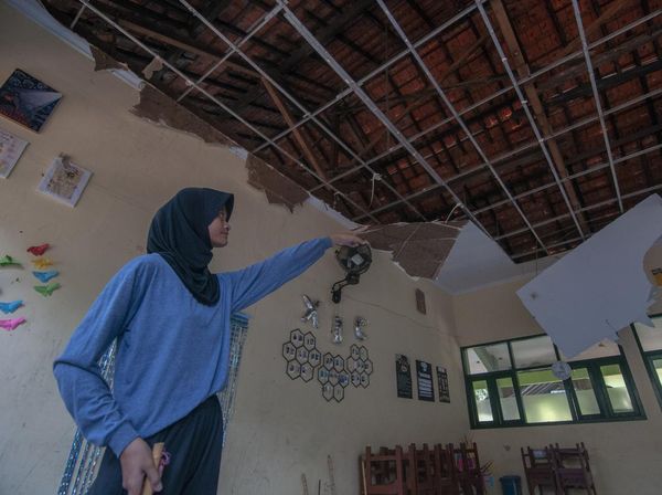 Sekolah di Klaten Ambrol Diterjang Hujan Angin