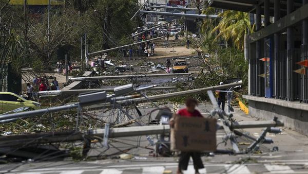 Tiang Listrik Bertumbangan Diterjang Badai Otis di Acapulco Meksiko