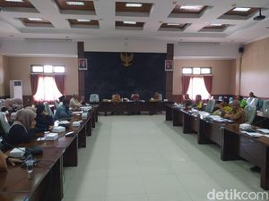 Warga Sucen Magelang Wadul Jalan Rusak, DPRD Sebut Anggaran Rp 3,4 M Warga Sucen Magelang Wadul Jalan Rusak, DPRD Sebut Anggaran Rp 3,4 M