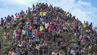 Warga Kenya Penuhi Puncak Bukit demi Nonton Adu Banteng