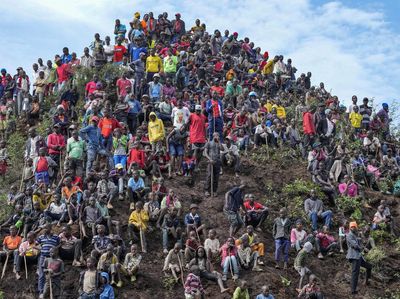 Warga Kenya Penuhi Puncak Bukit demi Nonton Adu Banteng