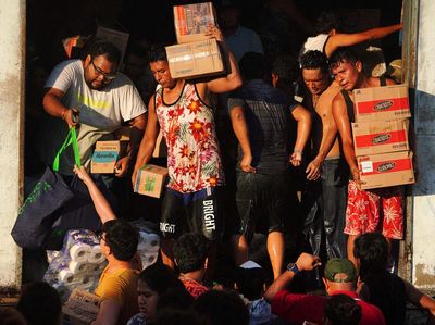 Warga Meksiko Jarah Supermarket Pasca Bencana Badai Otis