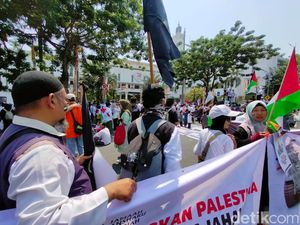 Ratusan Orang Long March Aksi Bela Palestina di Jalan Pahlawan Surabaya Ratusan Orang Long March Aksi Bela Palestina di Jalan Pahlawan Surabaya