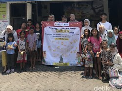 Cara Unik Anak Muda Surabaya Peringati Sumpah Pemuda dengan Bagi-bagi Susu