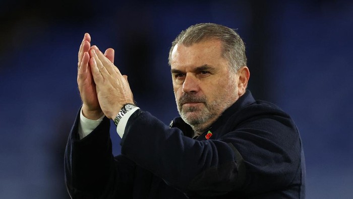 Soccer Football - Premier League - Crystal Palace v Tottenham Hotspur - Selhurst Park, London, Britain - October 27, 2023 Tottenham Hotspur manager Ange Postecoglou applauds fans after the match REUTERS/Toby Melville NO USE WITH UNAUTHORIZED AUDIO, VIDEO, DATA, FIXTURE LISTS, CLUB/LEAGUE LOGOS OR LIVE SERVICES. ONLINE IN-MATCH USE LIMITED TO 45 IMAGES, NO VIDEO EMULATION. NO USE IN BETTING, GAMES OR SINGLE CLUB/LEAGUE/PLAYER PUBLICATIONS.