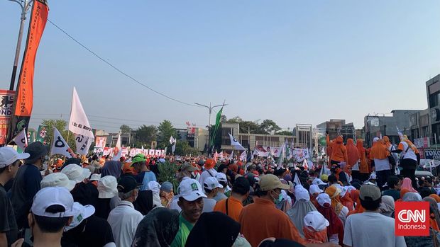 Anies Baswedan dan Muhaimin Iskandar saat menghadiri jalan sehat di kawasan Grand Depok City, Depok, Jawa Barat, pada Minggu (28/10)