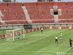 Arema FC Tahan Imbang Madura United 1-1