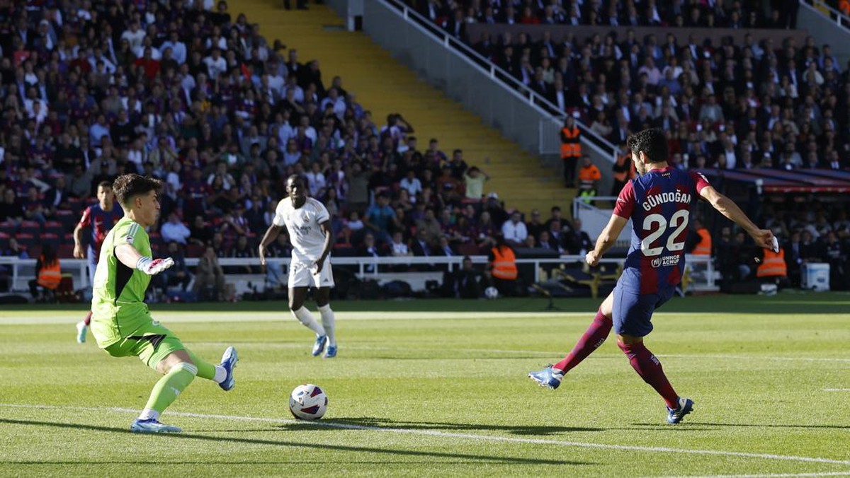 Barcelona ungguli Real Madrid 1-0 di Babak Pertama (REUTERS/ALBERT GEA)
