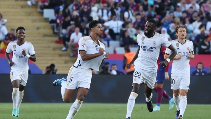 Soccer Football - LaLiga - FC Barcelona v Real Madrid - Estadi Olimpic Lluis Companys, Barcelona, Spain - October 28, 2023 Real Madrids Jude Bellingham celebrates scoring their first goal with Antonio Rudiger REUTERS/Nacho Doce