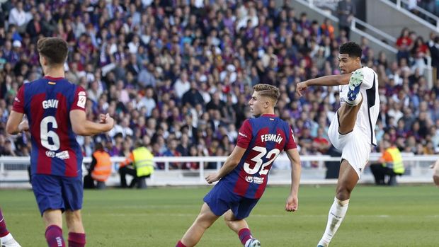 Soccer Football - LaLiga - FC Barcelona v Real Madrid - Estadi Olimpic Lluis Companys, Barcelona, Spain - October 28, 2023 Real Madrid's Jude Bellingham scores their first goal REUTERS/Albert Gea