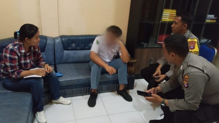 Siswa SMA berinisial HK (16) diberikan sanksi berupa dikeluarkan dari sekolah.