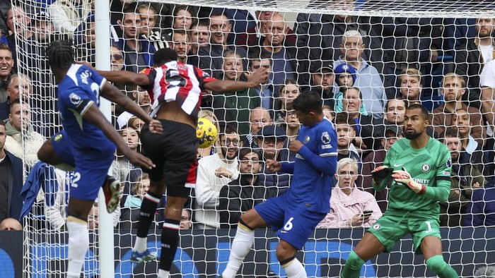 Brentfords Ethan Pinnock, second left, scores his sides opening goal during the English Premier League soccer match between Chelsea and Brentford at Stamford Bridge stadium in London, Saturday, Oct. 28, 2023. (AP Photo/Ian Walton)