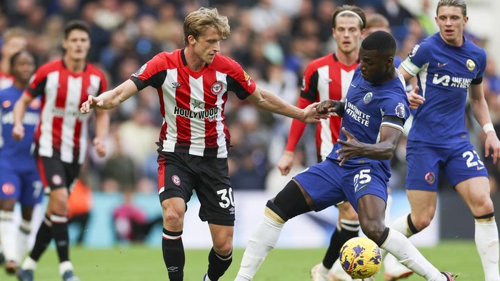 Chelseas Moises Caicedo, front right, duels for the ball with Brentfords Mads Roerslev during the English Premier League soccer match between Chelsea and Brentford at Stamford Bridge stadium in London, Saturday, Oct. 28, 2023. (AP Photo/Ian Walton)
