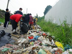 Peringati Hari Sumpah Pemuda, Bumantara Tim Bersihkan Sampah di Deli Serdang