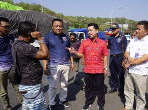 Ratusan Angkutan Barang Antre Menyeberang ke Nusa Penida