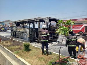 Bus Wisata Terbakar di Jalan Raya Subang-Bandung Bus Wisata Terbakar di Jalan Raya Subang-Bandung