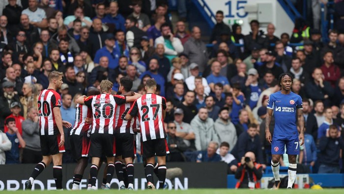 Soccer Football - Premier League - Chelsea v Brentford - Stamford Bridge, London, Britain - October 28, 2023 Brentford's Ethan Pinnock celebrates scoring their first goal with teammates REUTERS/Hannah Mckay NO USE WITH UNAUTHORIZED AUDIO, VIDEO, DATA, FIXTURE LISTS, CLUB/LEAGUE LOGOS OR 'LIVE' SERVICES. ONLINE IN-MATCH USE LIMITED TO 45 IMAGES, NO VIDEO EMULATION. NO USE IN BETTING, GAMES OR SINGLE CLUB/LEAGUE/PLAYER PUBLICATIONS.