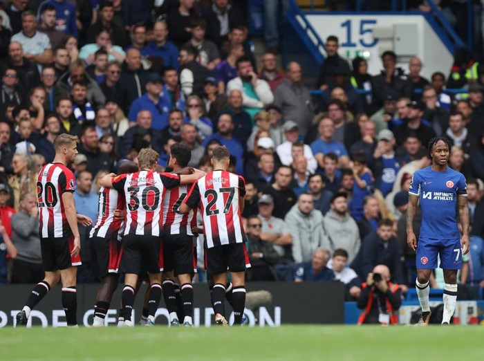 Soccer Football - Premier League - Chelsea v Brentford - Stamford Bridge, London, Britain - October 28, 2023 Brentford's Ethan Pinnock celebrates scoring their first goal with teammates REUTERS/Hannah Mckay NO USE WITH UNAUTHORIZED AUDIO, VIDEO, DATA, FIXTURE LISTS, CLUB/LEAGUE LOGOS OR 'LIVE' SERVICES. ONLINE IN-MATCH USE LIMITED TO 45 IMAGES, NO VIDEO EMULATION. NO USE IN BETTING, GAMES OR SINGLE CLUB/LEAGUE/PLAYER PUBLICATIONS.