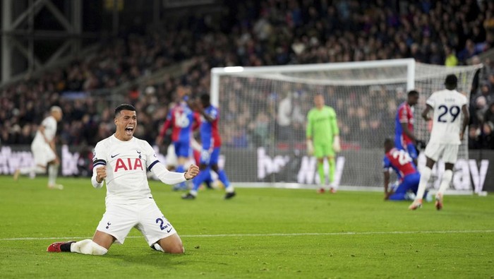 Tottenham Hotspurs Pedro Porro celebrates following an own goal by Crystal Palaces Joel Ward during the English Premier League soccer match at Selhurst Park, London, Friday Oct. 27, 2023. (John Walton/PA via AP)