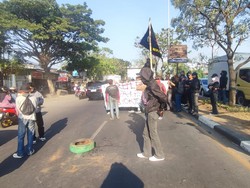 Jalan Perintis Makassar Macet Parah 1 Km gegara Mahasiswa Demo-Tutup Jalan