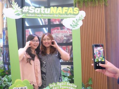 Dukung Pelestarian Lingkungan Melalui Penanaman Mangrove