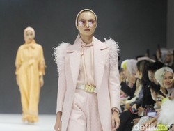 Intip Koleksi Busana Pleats dan Aksen Bulu dari Buttonscarves di JFW 2024